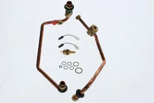BOSCH Rohr aus Kupfer mit angeschlossenen Bauteilen, einschließlich Dichtungen und Kabelverbindungen, auf neutralem Hintergrund.